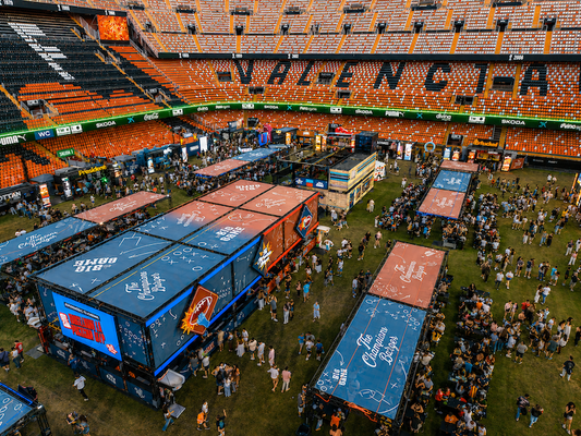 The Champions Burger estrena en el Camp de Mestalla el primer “Semáforo Cívico”