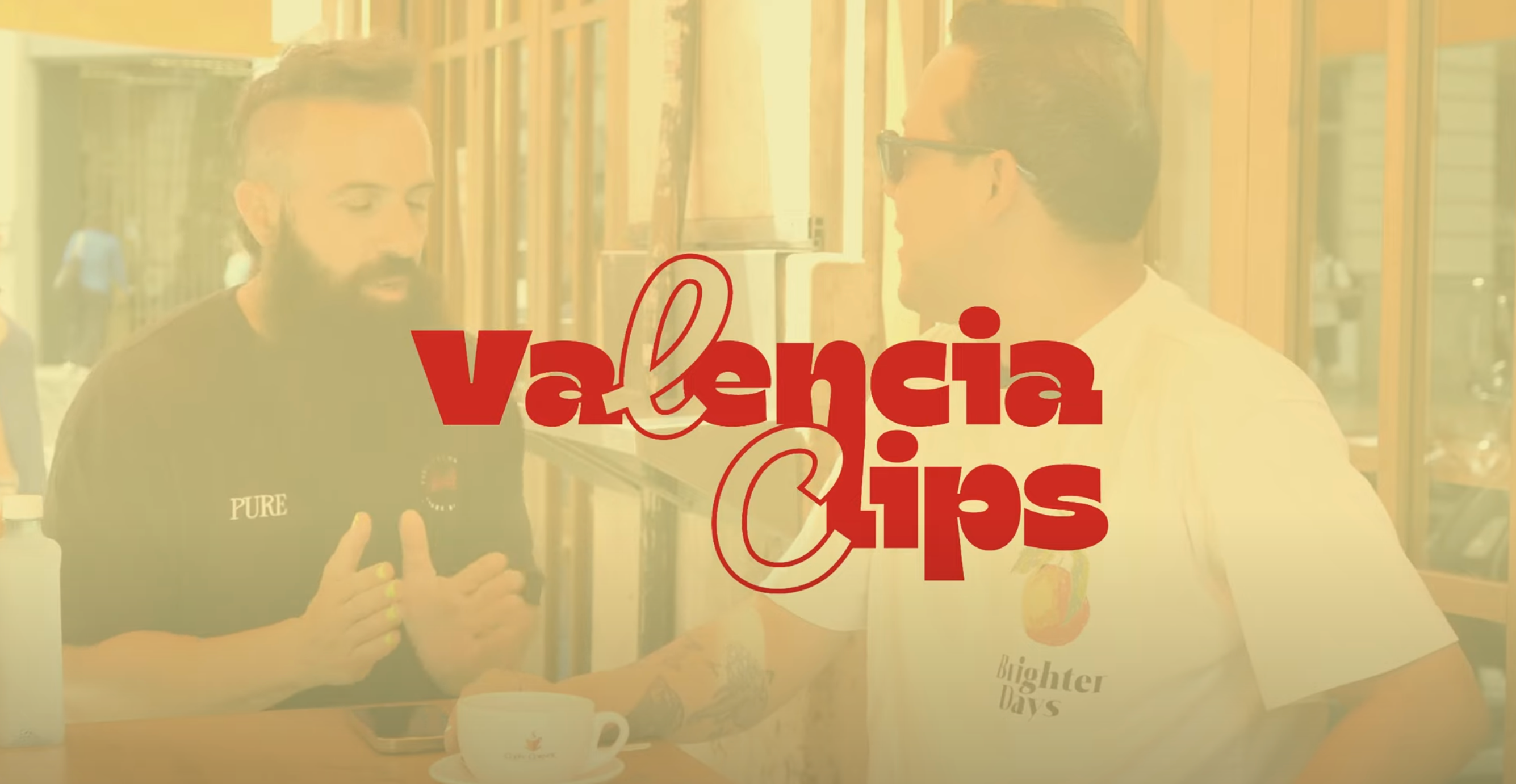 Cargar video: En este episodio tenemos el honor de conversar con Joe Burger Challenge, uno de los creadores de contenido más reconocidos de habla hispana, con más de 3 millones de seguidores en redes sociales. Nos abrió las puertas a su mundo, hablándonos de sus proyectos actuales, su marca personal y los emocionantes planes que tiene para expandirse hacia Latinoamérica.Joe compartió su visión sobre la creación de contenido y nos regaló consejos muy valiosos para las nuevas generaciones que desean dedicarse a este camino. Con su estilo cercano y honesto, nos contó cómo ha logrado mantenerse auténtico mientras hace crecer su comunidad.La entrevista se llevó a cabo en un ambiente muy acogedor, desde el Coffee Corner, lo que hizo que la conversación fluyera de manera natural y amena. Fue un momento para conocer más de cerca a la persona detrás de los retos virales y descubrir su lado más humano e inspirador.