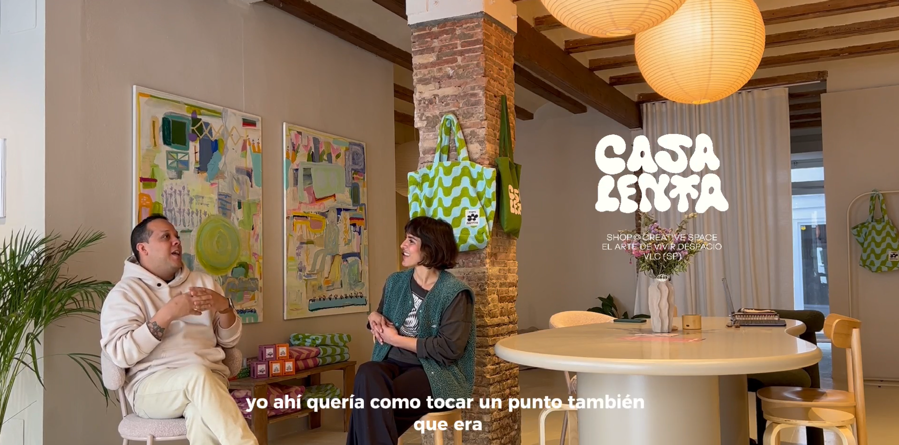 Cargar video: En un mundo que no deja de correr, Alicia Ortuño decidió crear un refugio. En este episodio de Valencia Clips, charlamos con la fundadora de Casa Lenta, un espacio que desafía la prisa de la ciudad combinando yoga, bienestar, música y literatura.Hablamos sobre cómo nació la idea de unificar el espacio con la desconexión total y por qué es vital encontrar lugares que nos permitan, simplemente, respirar. Si sientes que la vida va demasiado rápido, este episodio es el recordatorio que necesitabas para frenar.Sigue a @espaciocasalenta y descubre todo lo que tiene de MARAVILLOSO.